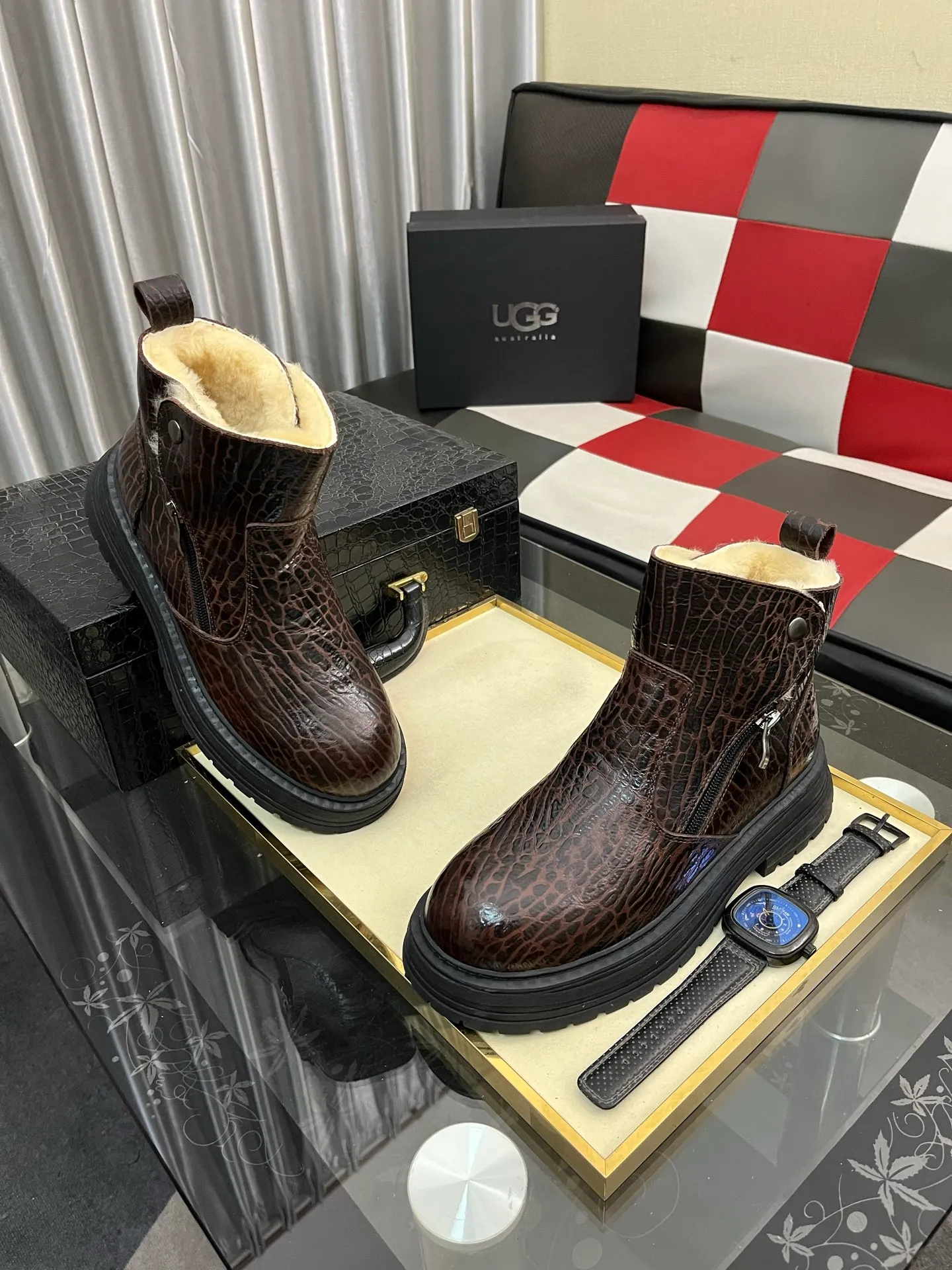 Ex-factory price: 680⌚️⌚️Thick wool imported from Australia Brand: UGG genuine purchasing agent Size: 39-44 (45 customized) Grade: Official website 1:1 Material: First layer of genuine leather waterproof and antifreeze upper Real wool lining Original non-slip and wear-resistant outsole Style category: Men's casual shoes Trendy style Comfortable on the feet Color: Official website color synchronization